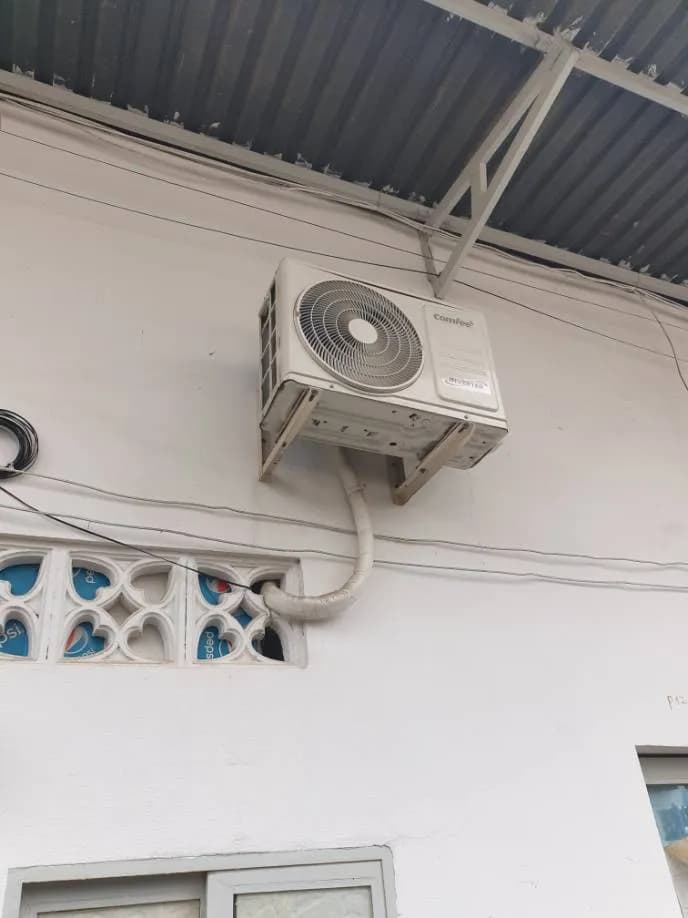 Vệ sinh dàn nóng và chỉnh ống thoát nước máy lạnh TPHCM tại Quận 7
