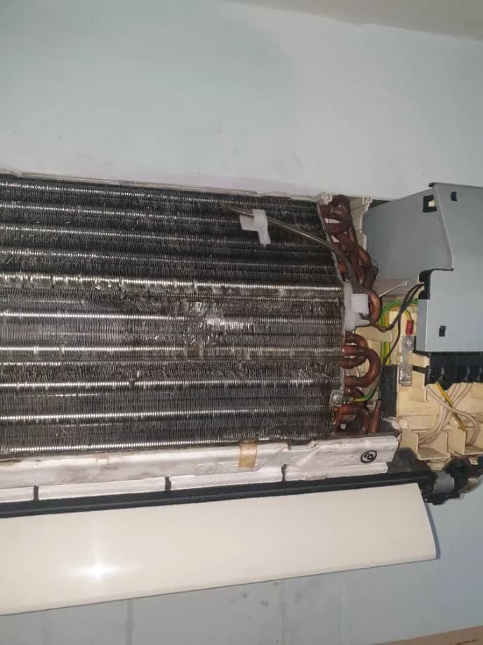 Vệ sinh máy lạnh, thông tắc thoát nước và nạp gas tại Quận 10 tại Quận 10