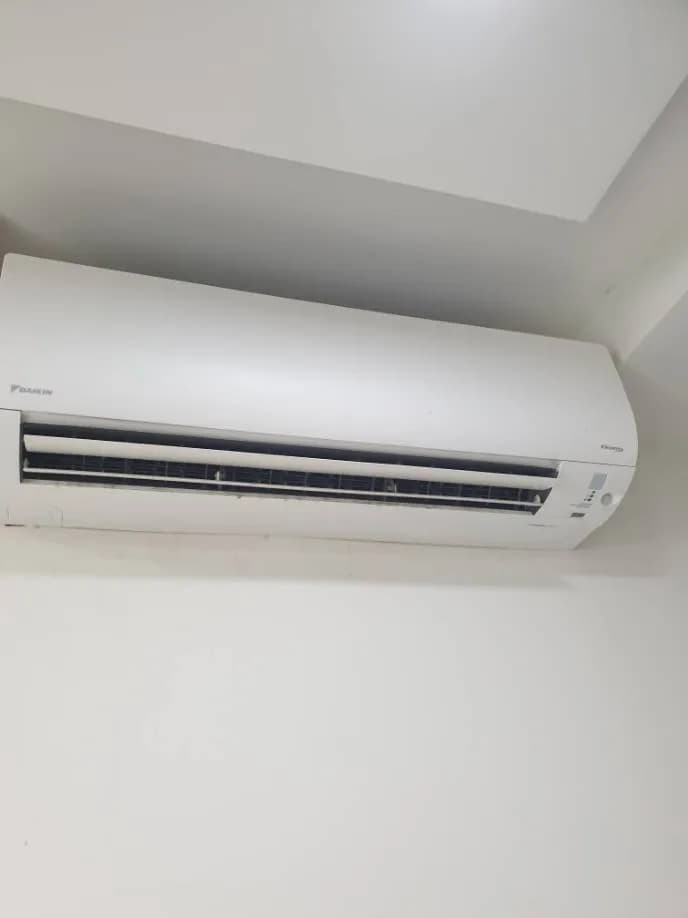 Trước sửa máy lạnh treo tường Daikin tại TPHCM — thợ Hoàng Tùng