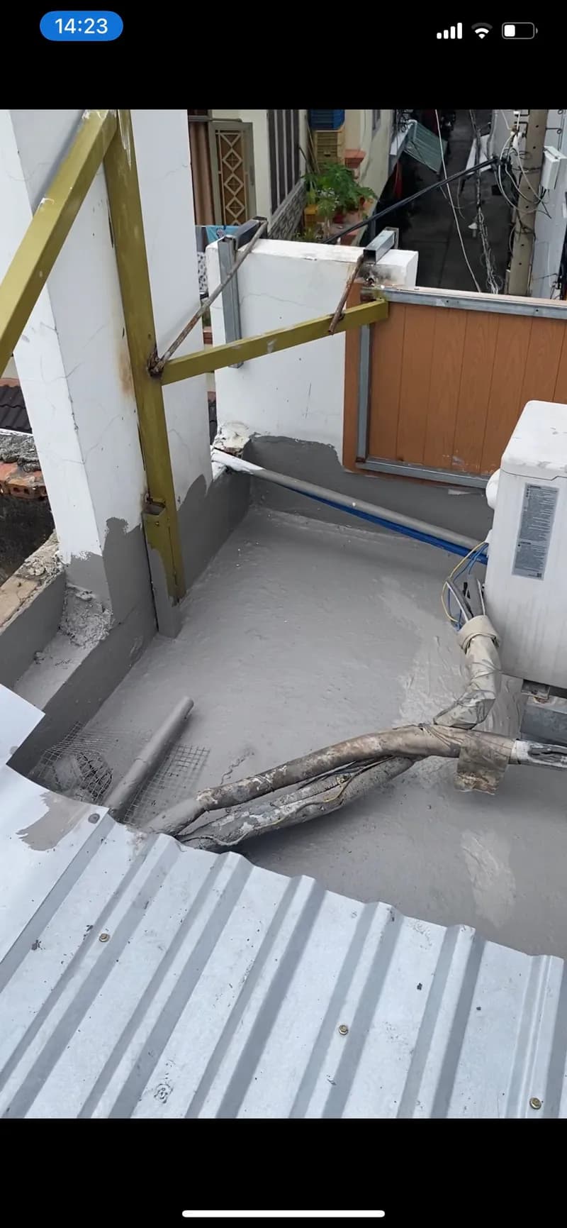 Sau khi hoàn thành sửa máng xối tại TPHCM — thợ Bùi Văn An