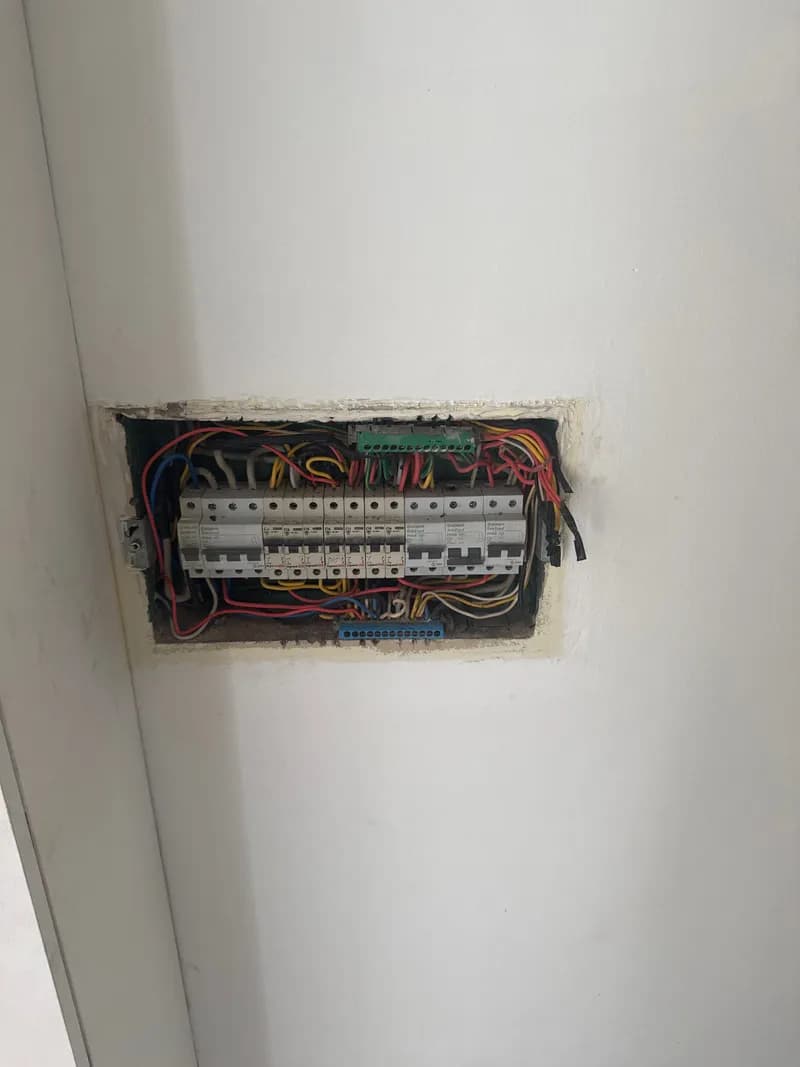 Trước sửa aptomat Schneider tại Cần Giờ — thợ Hồ Như Vũ