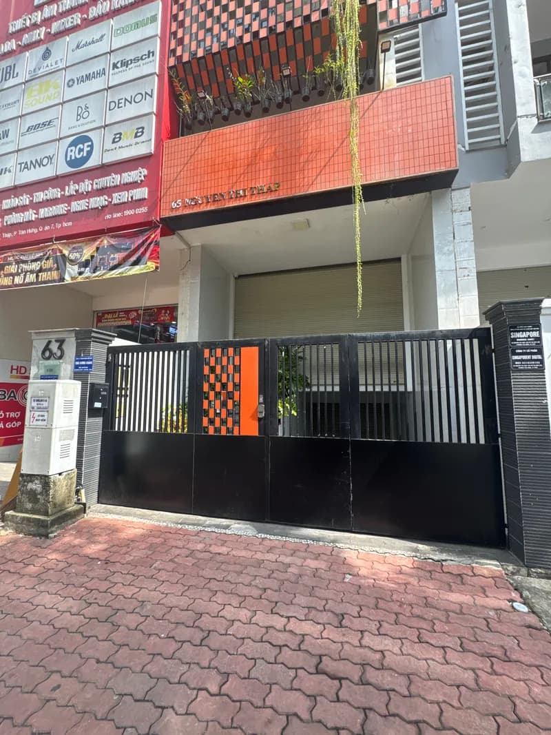 Trước sửa đèn tuýp tại Quận 7 — thợ Bùi Văn Bảo