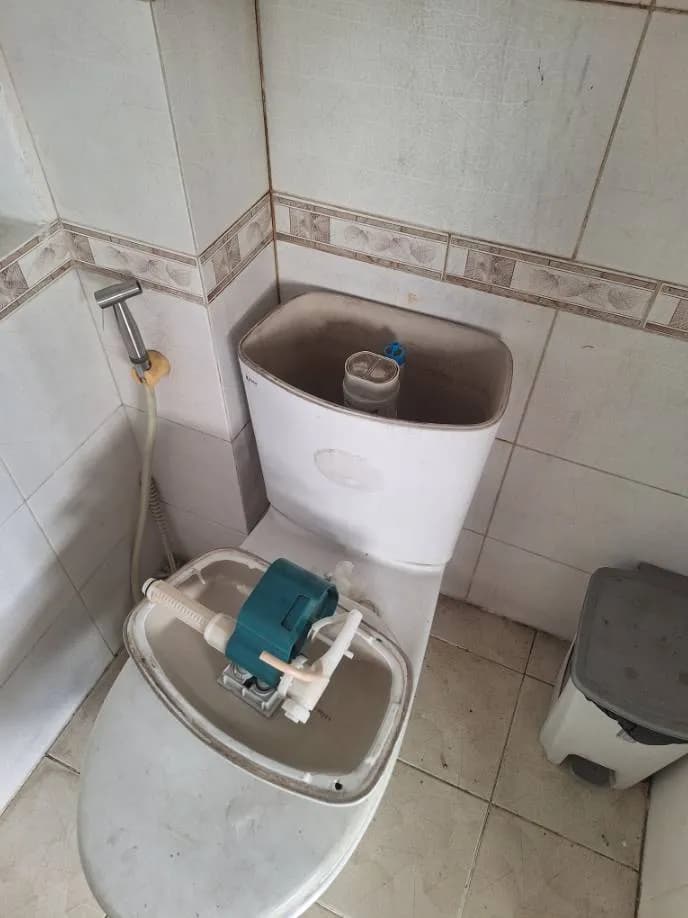 Trước sửa bồn cầu Inax tại Quận 7 — thợ Trần Quốc Đông