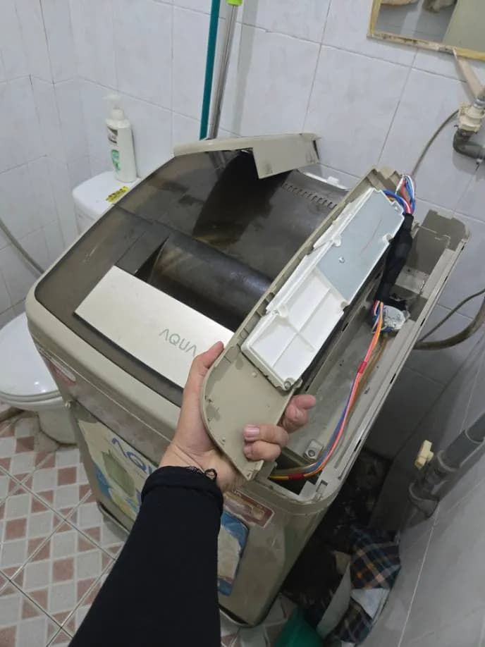 Trước sửa máy giặt cửa trên Aqua tại Bình Thạnh — thợ Lê Hữu Lộc