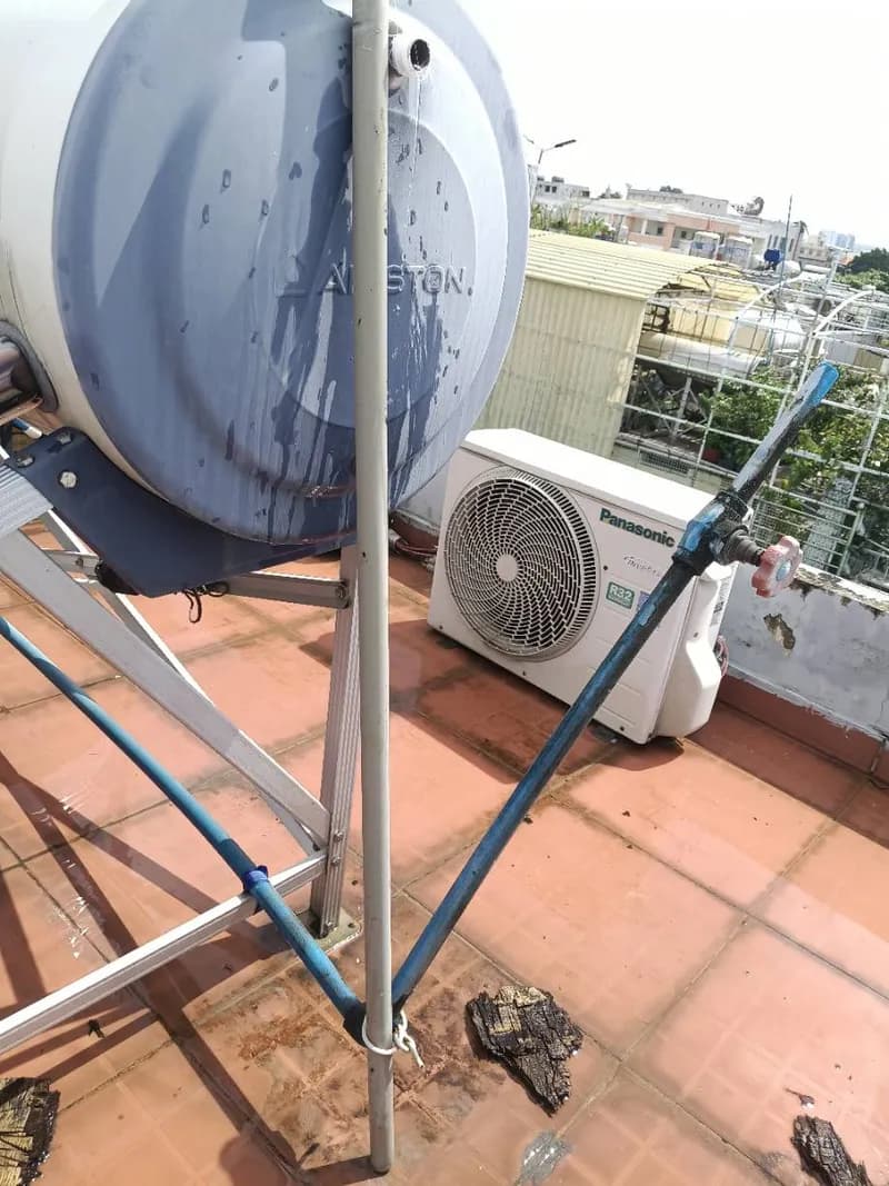 Trước sửa máy nước nóng năng lượng mặt trời Ariston tại Tân Bình — thợ TÙNG TRẦN