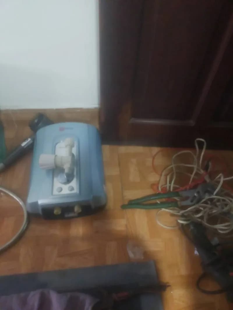 Trước sửa máy nước nóng trực tiếp Ariston tại Bình Thạnh — thợ Lê Đăng Tuấn