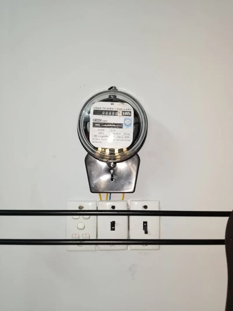 Sau khi hoàn thành sửa đồng hồ điện Gelex Emic tại Quận 1 — thợ Đỗ Văn Nhiều