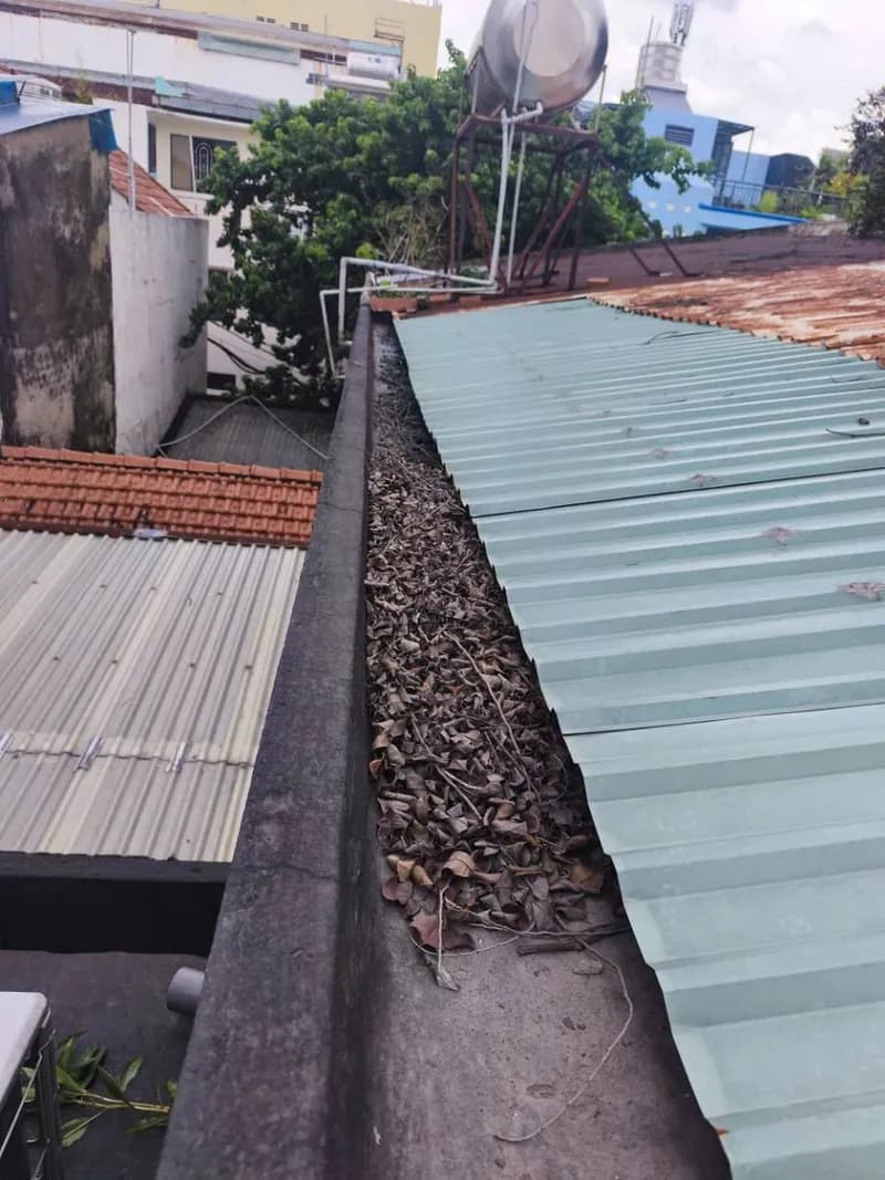 Trước sửa máng xối tại Phú Nhuận — thợ Bùi Văn Bảo