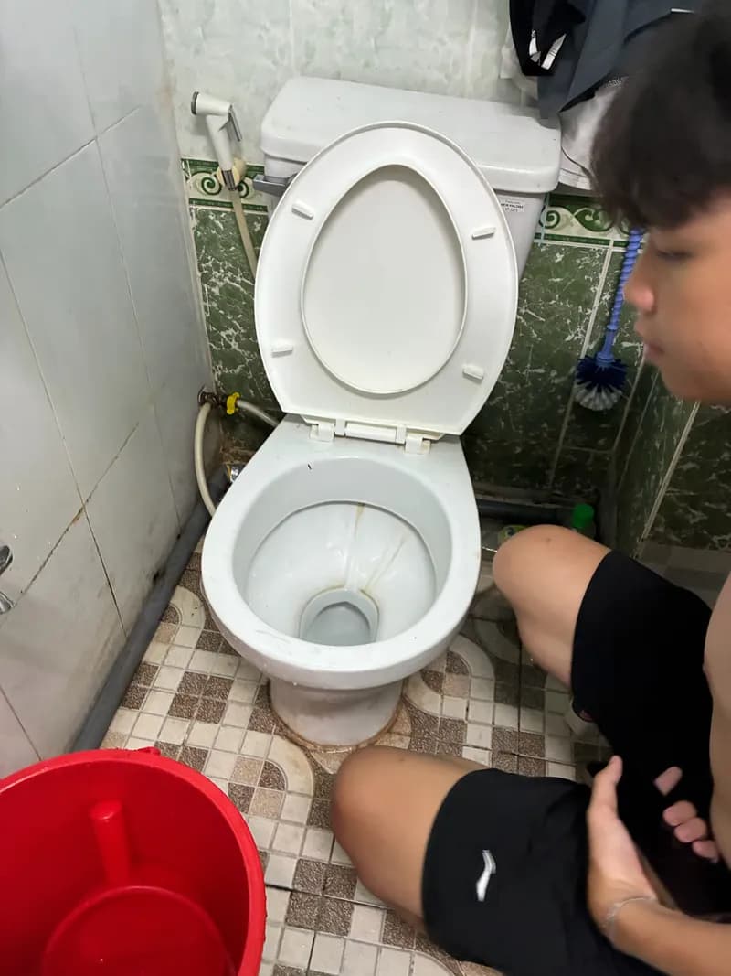 Sau khi hoàn thành sửa bồn cầu tại Quận 10 — thợ Dương Oai