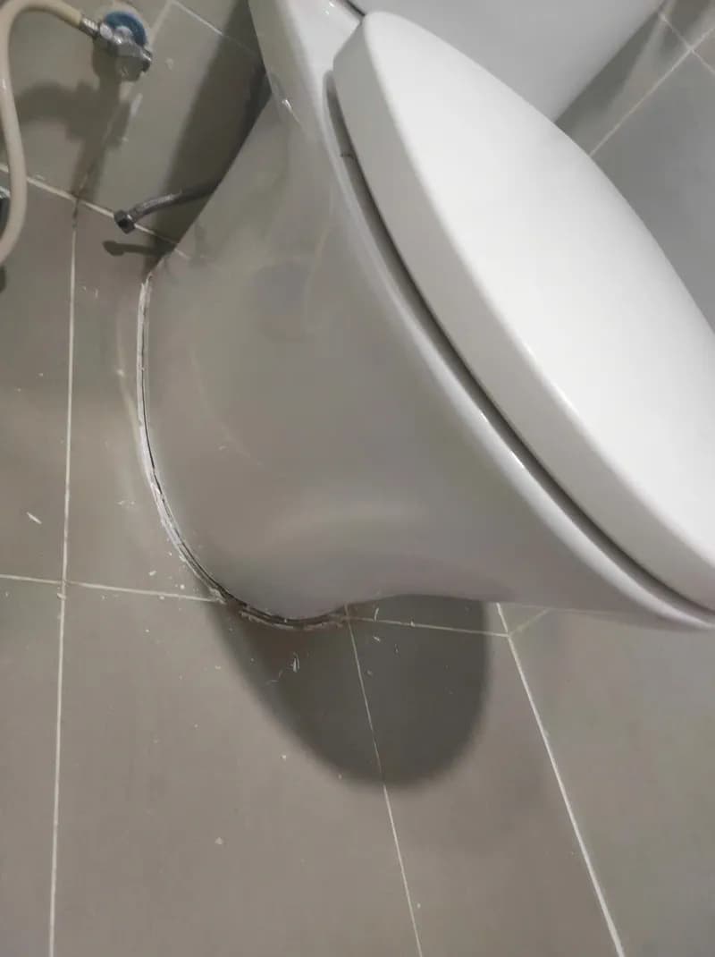 Trước sửa bồn cầu Inax tại TPHCM — thợ Bùi Văn An