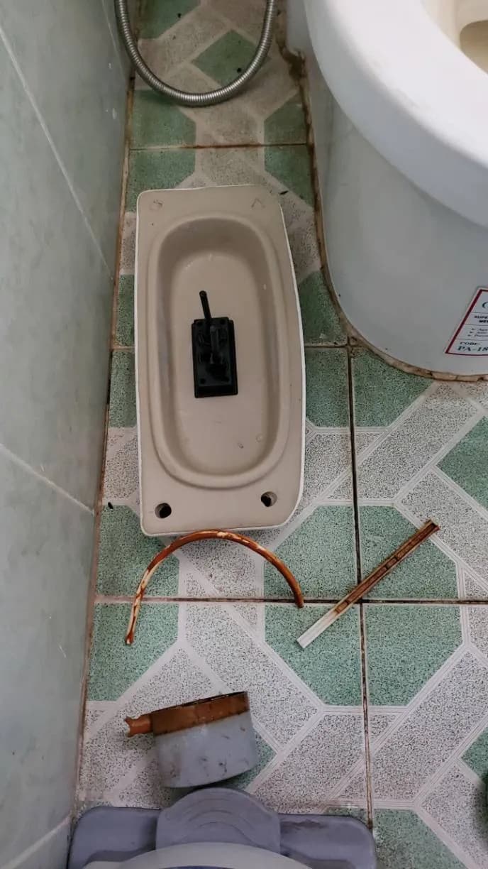 Trước sửa bồn cầu tại Xã Xuân Thới Thượng, Hóc Môn — thợ Bùi Văn Bảo