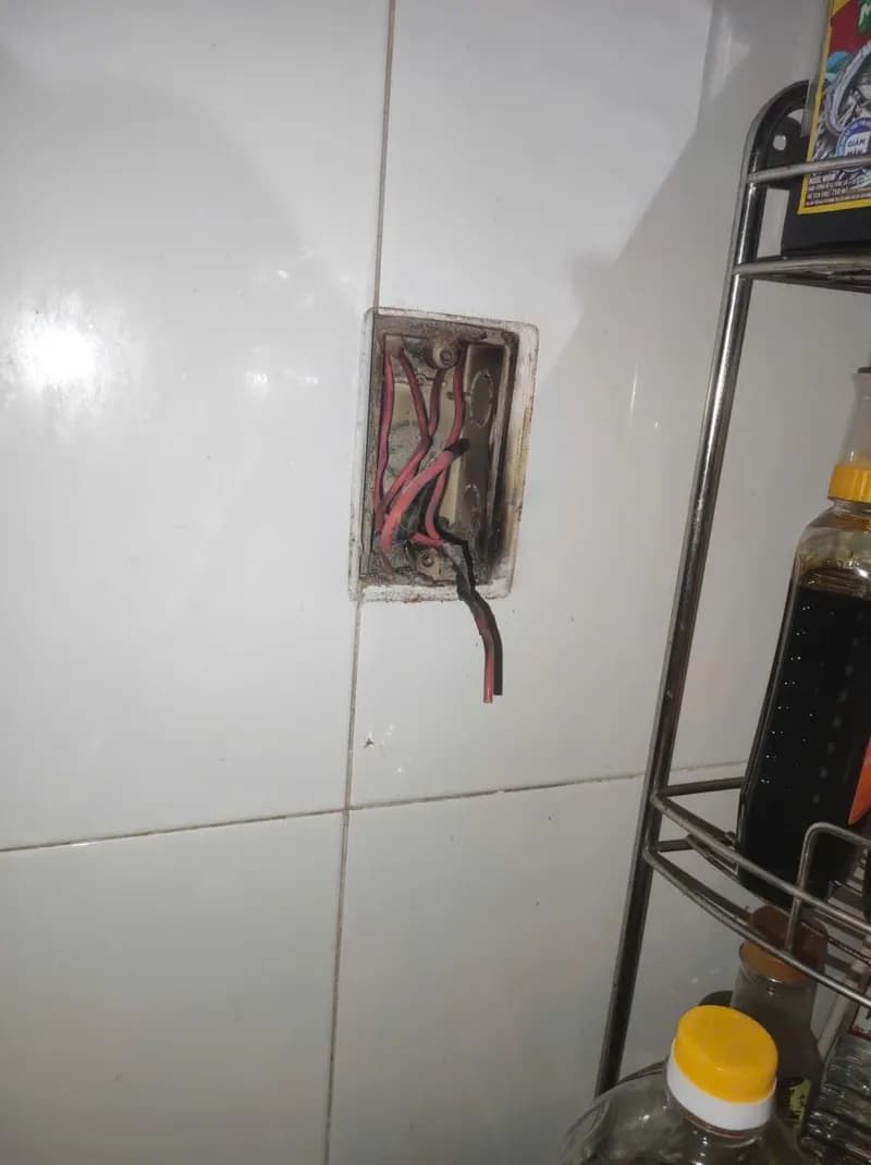 Trước sửa ổ cắm điện tại Quận 8 — thợ Bùi Văn An