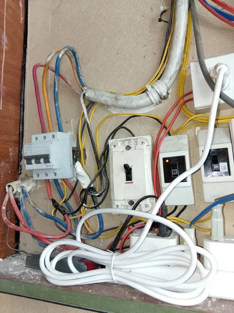 Đấu nối lại cầu dao tổng, vệ sinh tiếp điểm điện tại Tân Phú tại Tân Phú