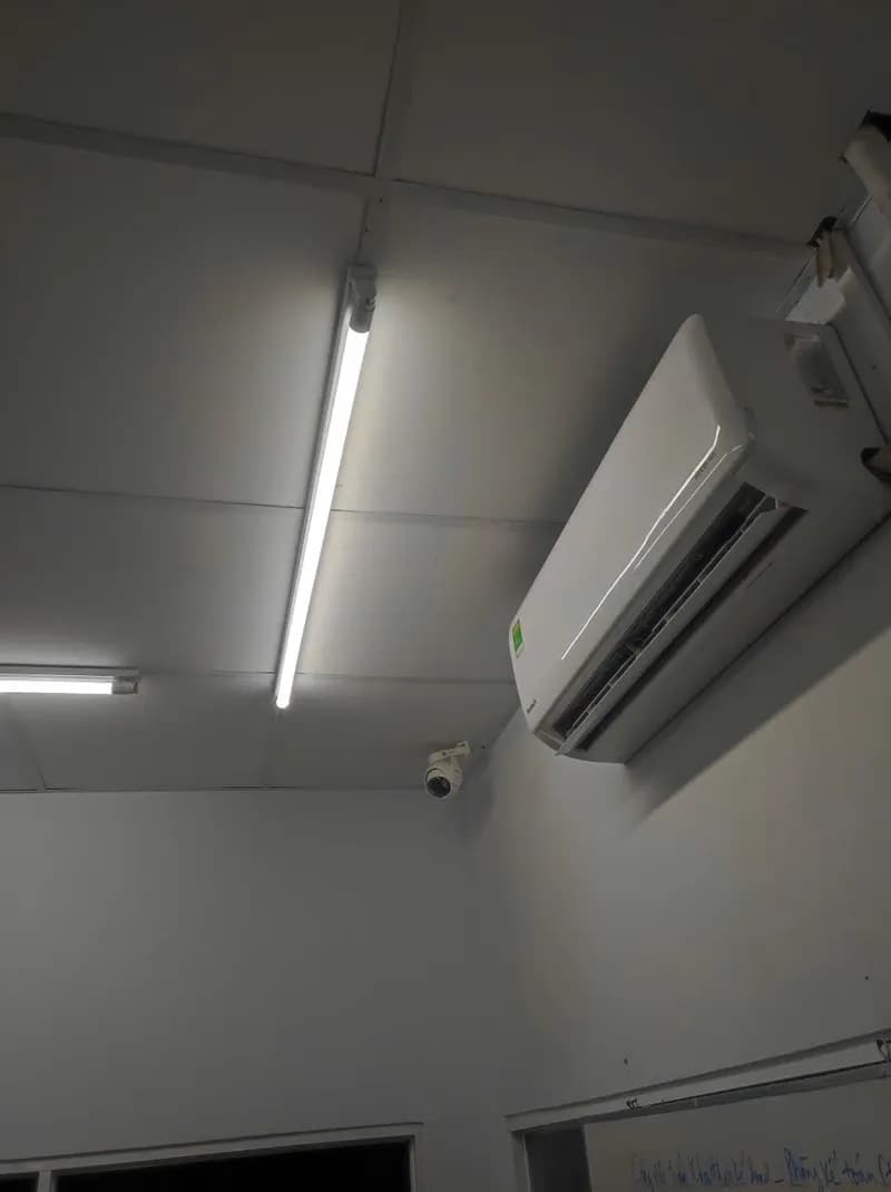 Sau khi hoàn thành sửa máy lạnh treo tường Reetech tại TPHCM — thợ Bùi Văn An