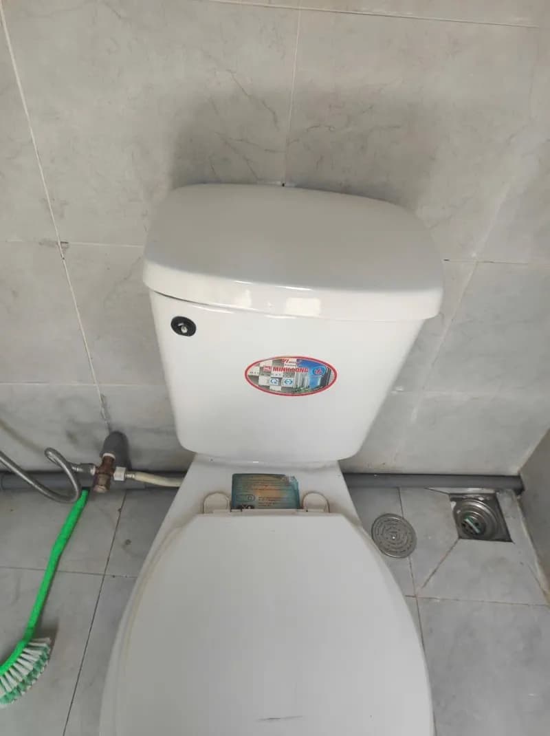 Trước sửa bồn cầu Minh Long tại TPHCM — thợ Bùi Văn An