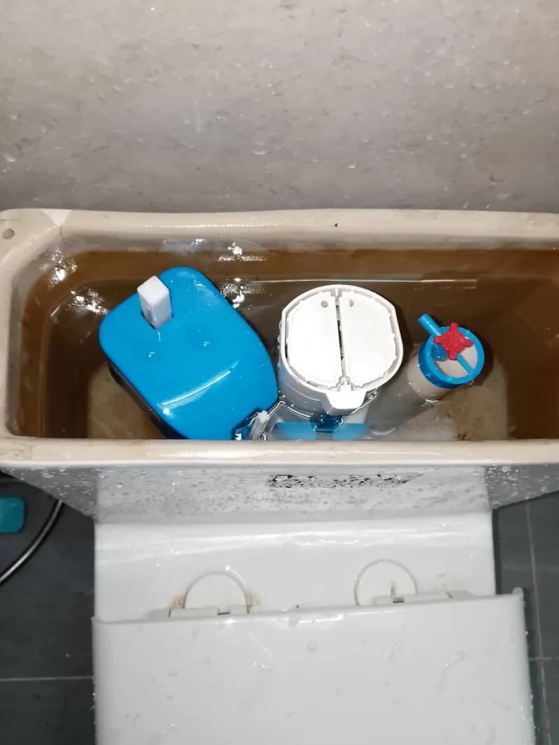 Sau khi hoàn thành sửa bồn cầu Hatak tại Bình Chánh — thợ Đỗ Văn Nhiều