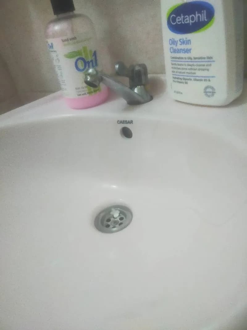 Trước sửa lavabo Caesar tại Bình Thạnh — thợ Lê Đăng Tuấn