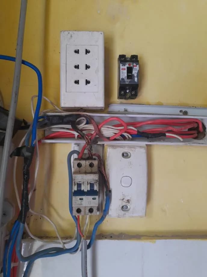 Trước sửa aptomat Schneider tại Gò Vấp — thợ Khổng Mạnh Phẩm
