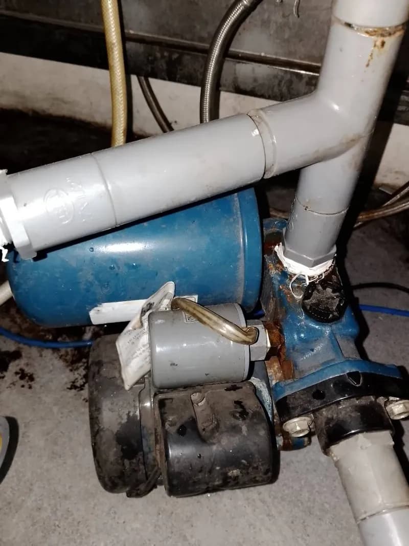 Trước sửa máy bơm tăng áp tại Quận 8 — thợ Đỗ Văn Nhiều