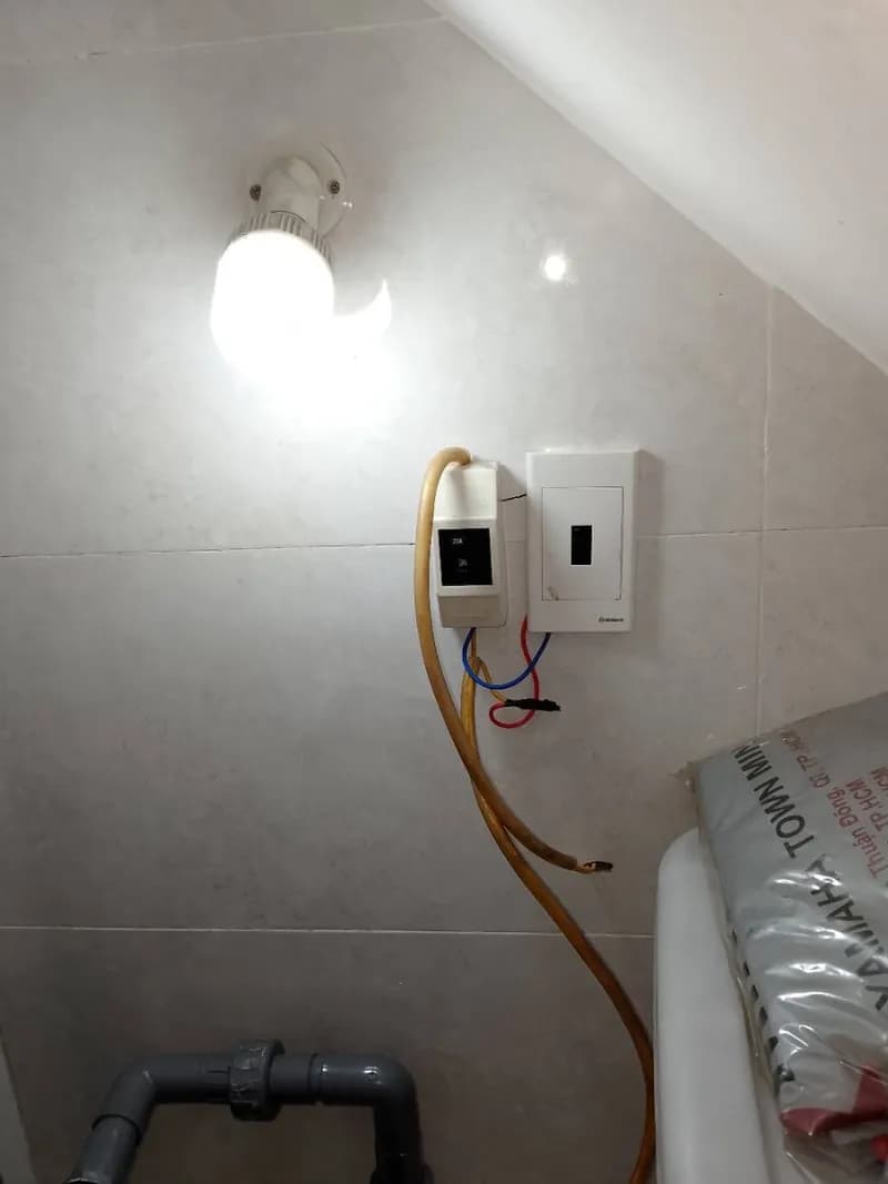 Sau khi hoàn thành sửa cầu dao điện VANLOCK tại Quận 4 — thợ Đỗ Văn Nhiều (5 sao)