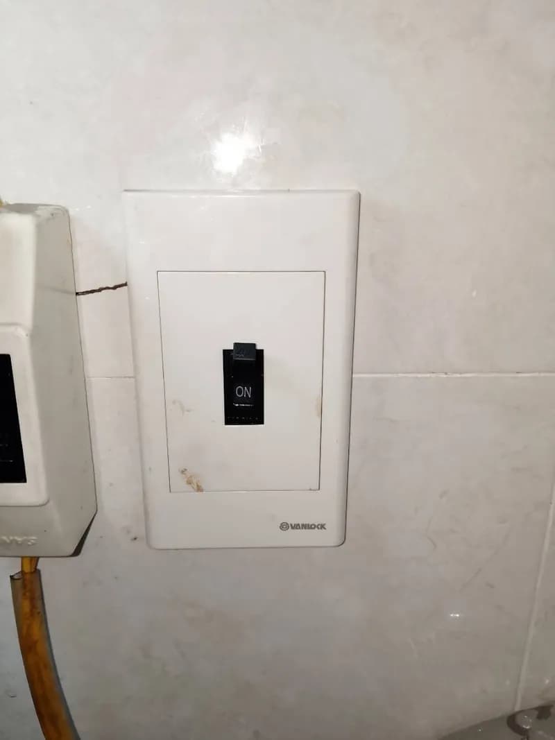 Trước sửa cầu dao điện VANLOCK tại Quận 4 — thợ Đỗ Văn Nhiều
