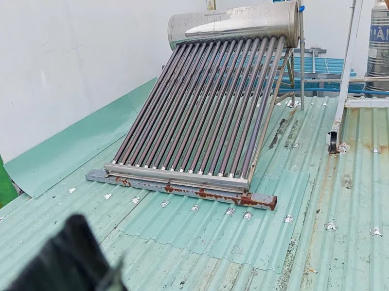 Sau khi hoàn thành sửa máy nước nóng năng lượng mặt trời tại Tân Phú — thợ Bùi Văn An