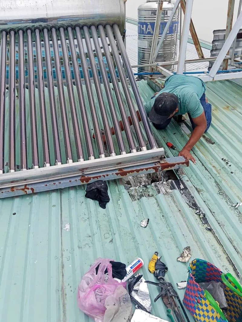 Trước sửa máy nước nóng năng lượng mặt trời tại Tân Phú — thợ Bùi Văn An