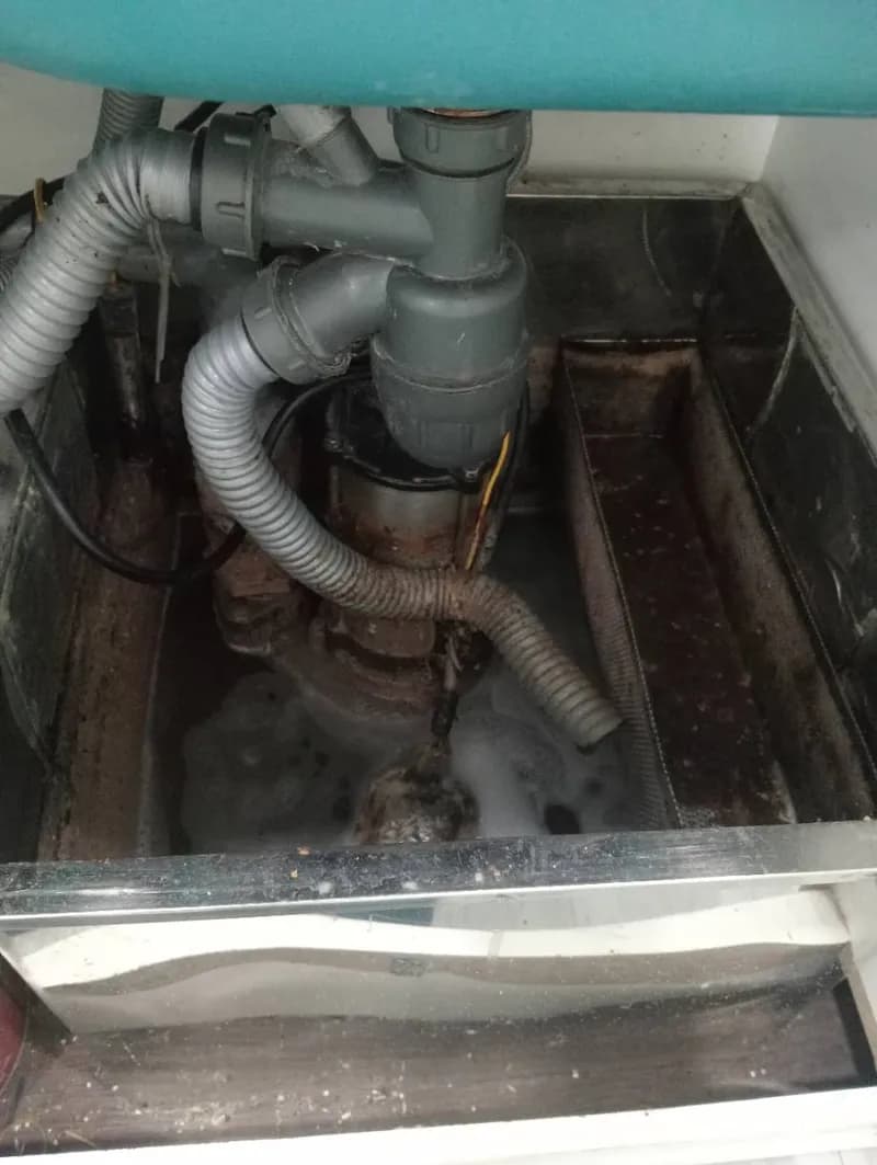 Trước sửa bể tách mỡ tại Phường Tân Định, Quận 1 — thợ Võ Hồng Hải