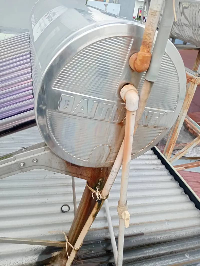 Trước sửa máy nước nóng năng lượng mặt trời DAITHANH tại Tân Bình — thợ Võ Hồng Hải