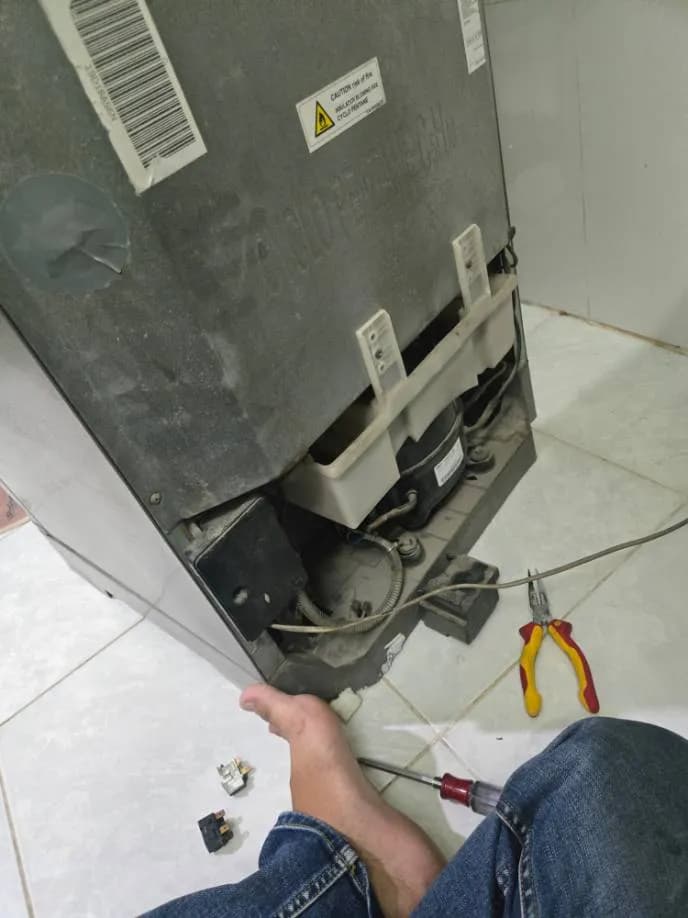 Trước sửa tủ lạnh Sharp tại Thủ Đức — thợ Lê Hữu Lộc