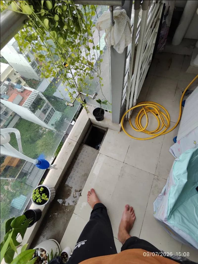 Trước sửa đường ống thoát nước ban công tại TPHCM — thợ Nguyễn Hoàng Khánh
