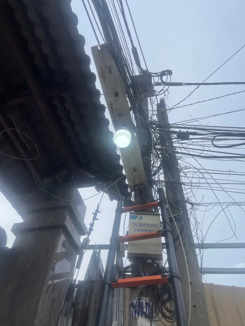 Sau khi hoàn thành sửa đèn ngoài trời tại xã Trung Chánh, Hóc Môn — thợ Nguyễn Quốc Bảo