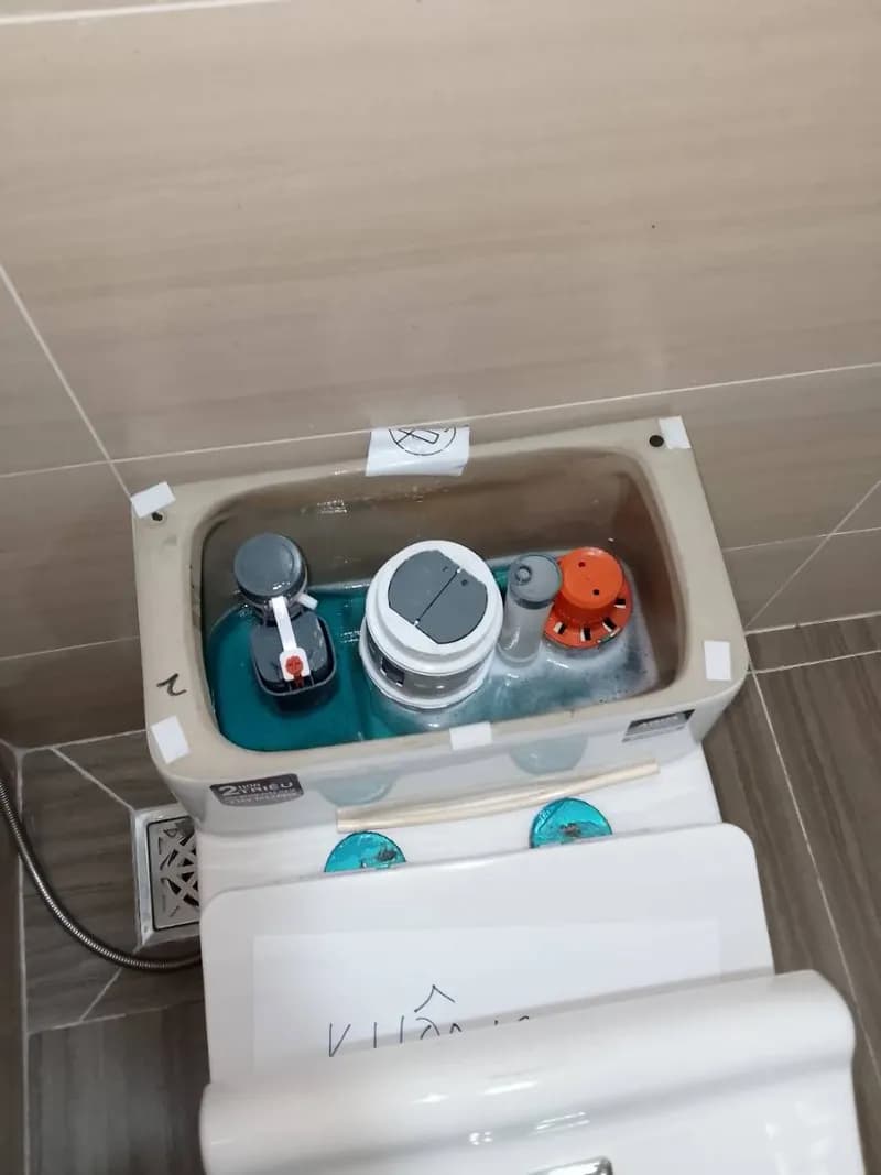 Trước sửa bồn cầu AQUA tại TPHCM — thợ Đỗ Văn Nhiều