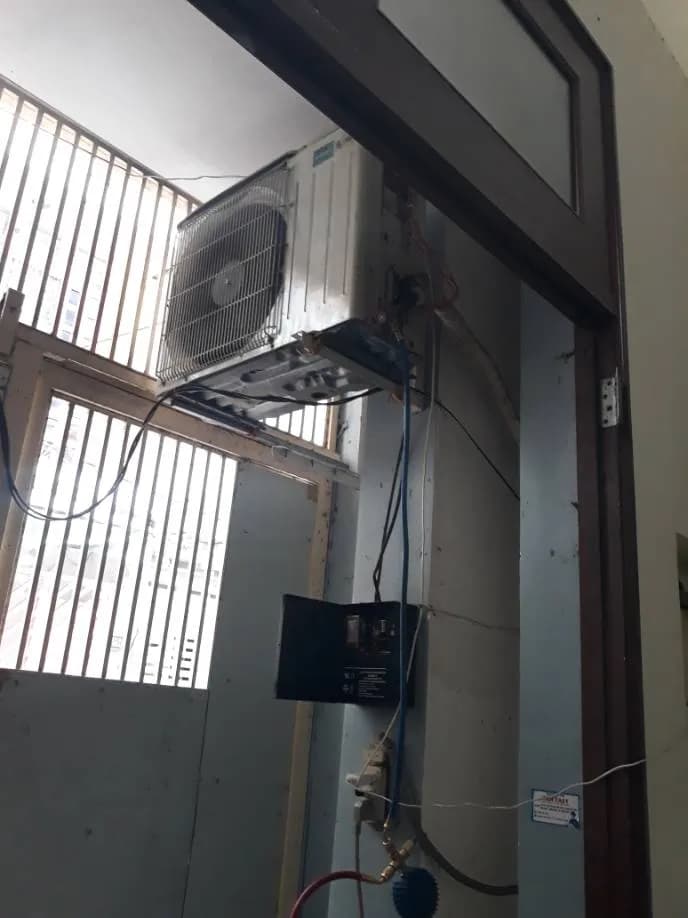 Trước sửa máy lạnh treo tường tại Quận 3 — thợ Đặng Anh Huy