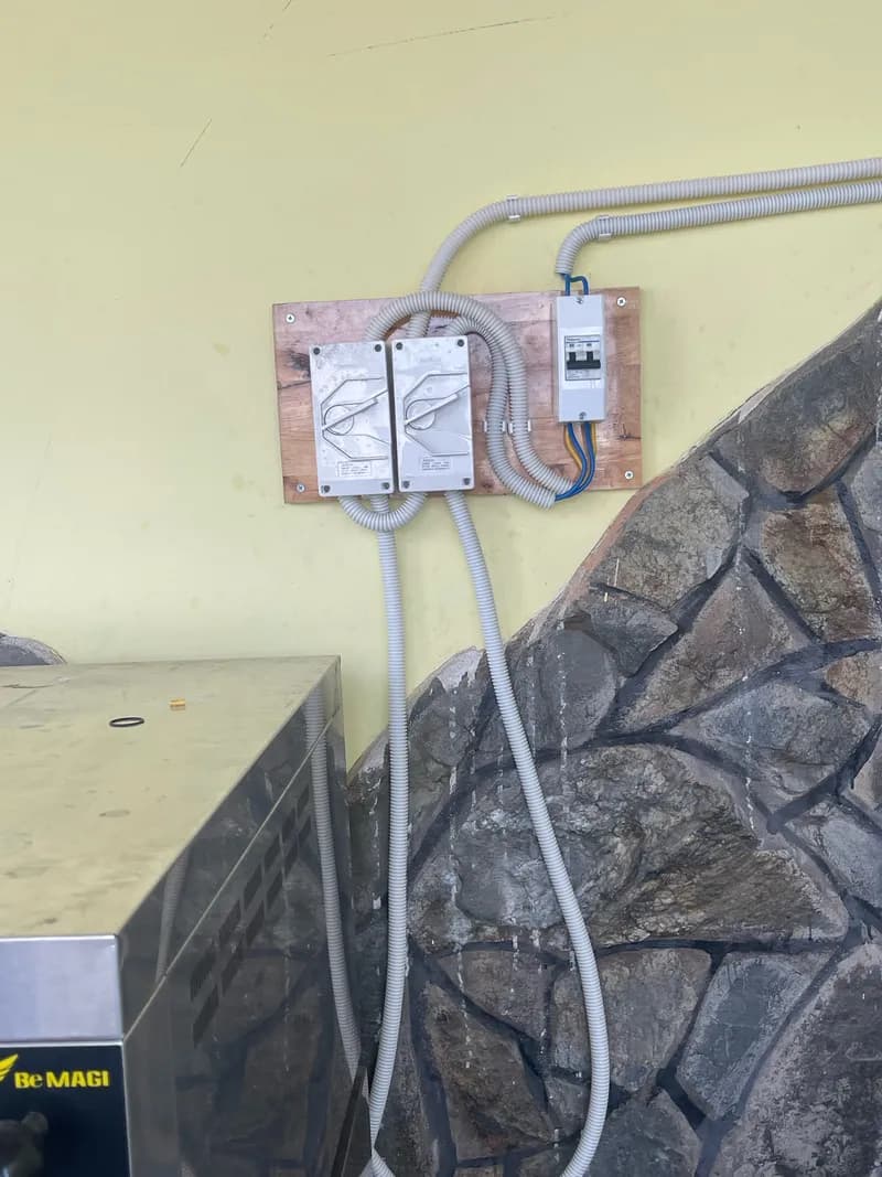Thay thế CB Schneider 40A và đấu nối dây điện tại TPHCM tại Quận 10