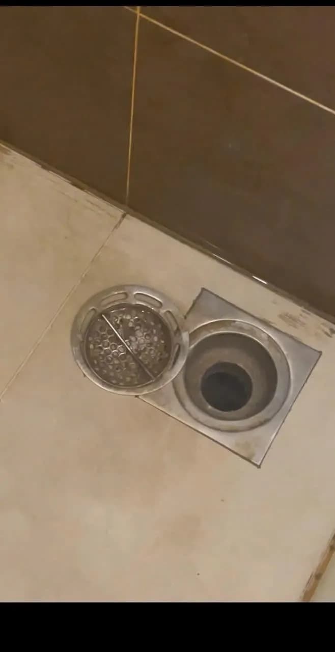 Trước sửa cống thoát nước nhà vệ sinh tại TPHCM — thợ Bùi Văn An