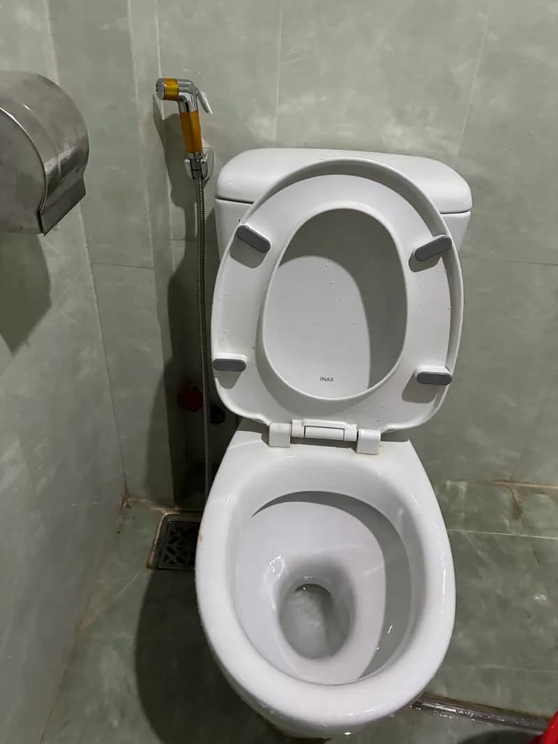 Sau khi hoàn thành sửa vòi xịt bồn cầu tại Phường 12, Tân Bình — thợ Dương Oai