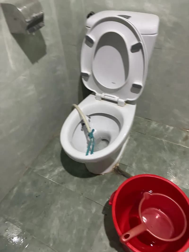 Trước sửa vòi xịt bồn cầu tại Phường 12, Tân Bình — thợ Dương Oai