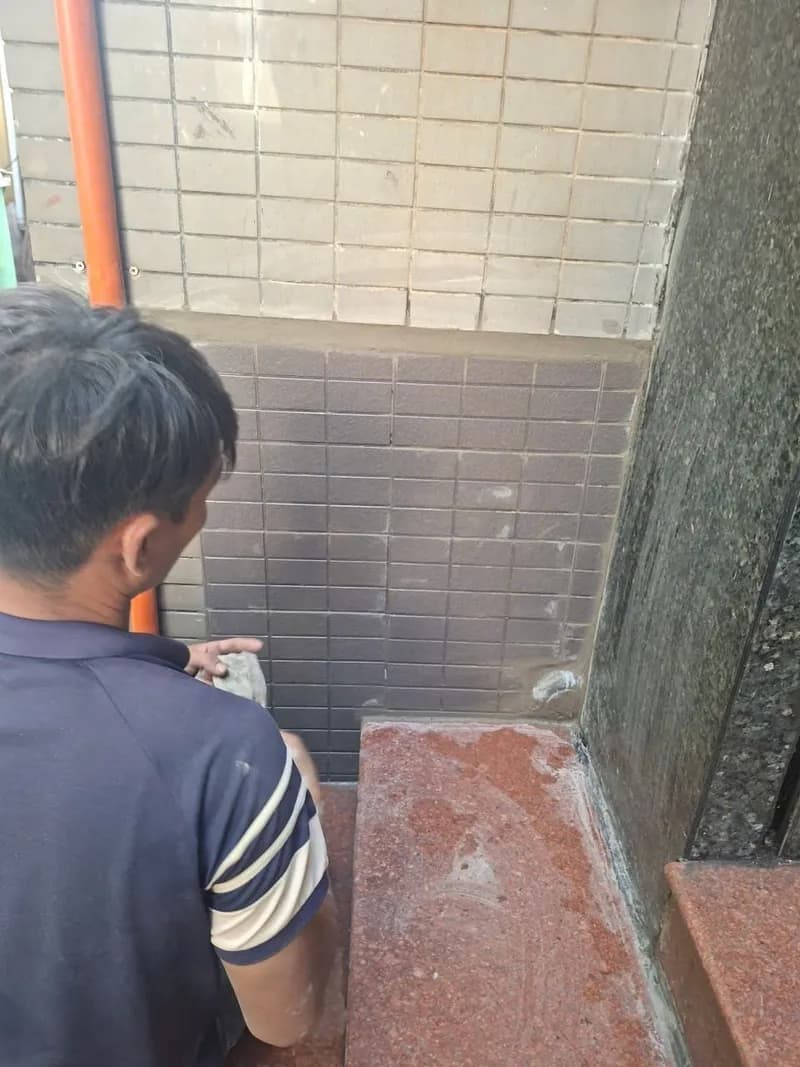 Sau khi hoàn thành sửa tường gạch tại TPHCM — thợ Bùi Văn An