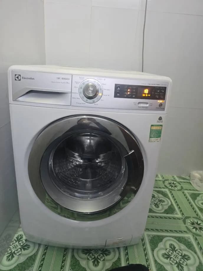 Sau khi hoàn thành sửa máy giặt cửa trước Electrolux tại Quận 1 — thợ Lê Hữu Lộc