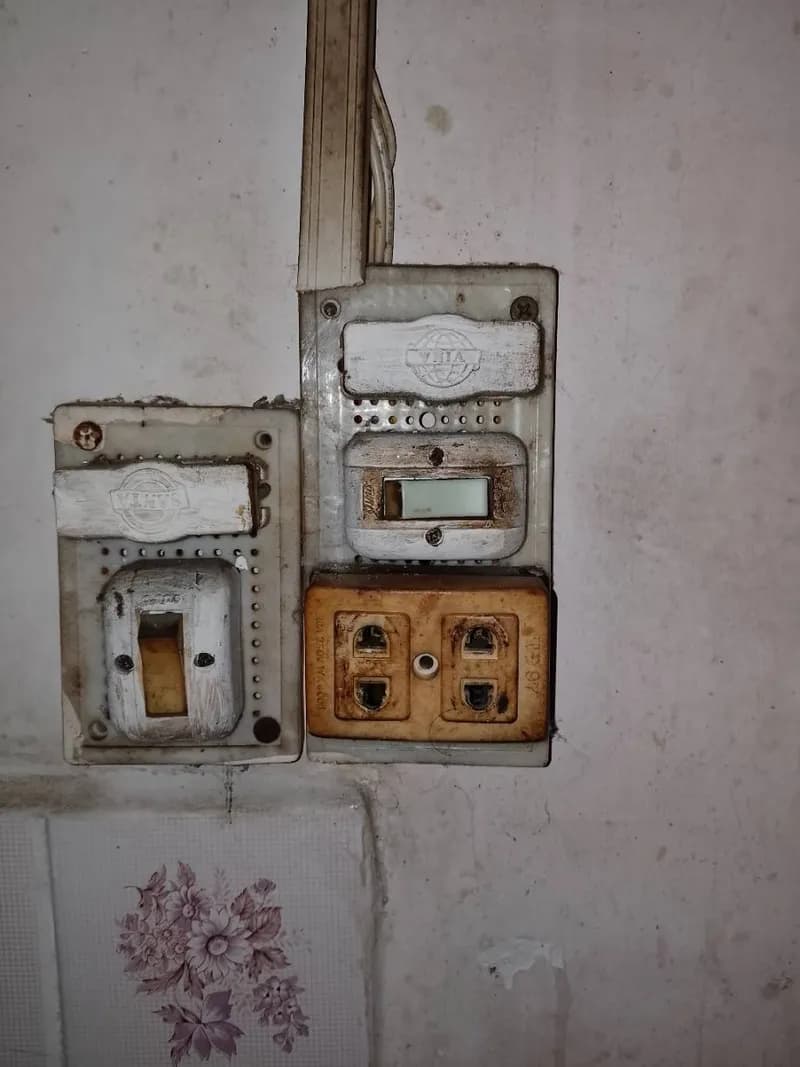 Sau khi hoàn thành sửa ổ cắm điện Vina tại TPHCM — thợ Đỗ Văn Nhiều