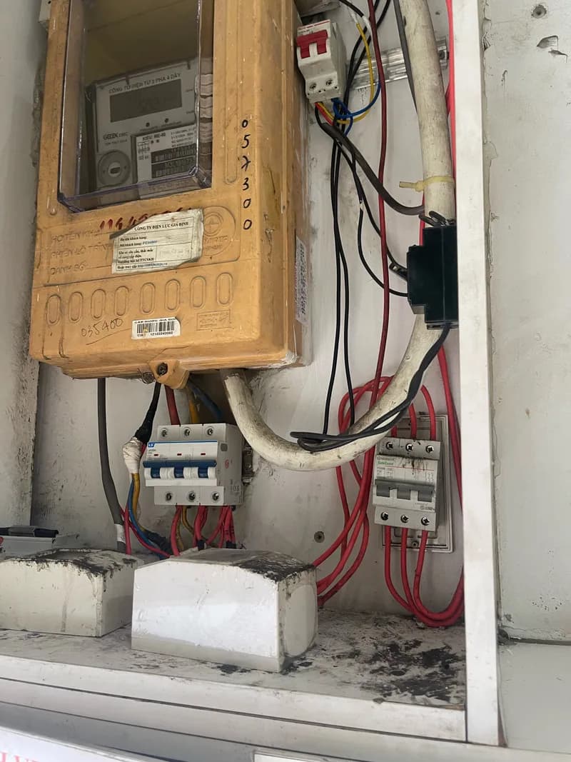 Sau khi hoàn thành sửa hệ thống điện âm tường tại Phú Nhuận — thợ Nguyễn Quốc Bảo