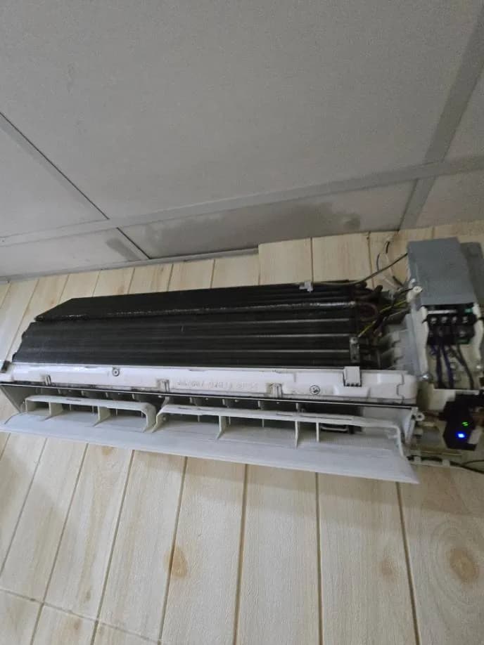 Trước sửa máy lạnh treo tường Hisense tại Phường 11, Gò Vấp — thợ Lê Hữu Lộc