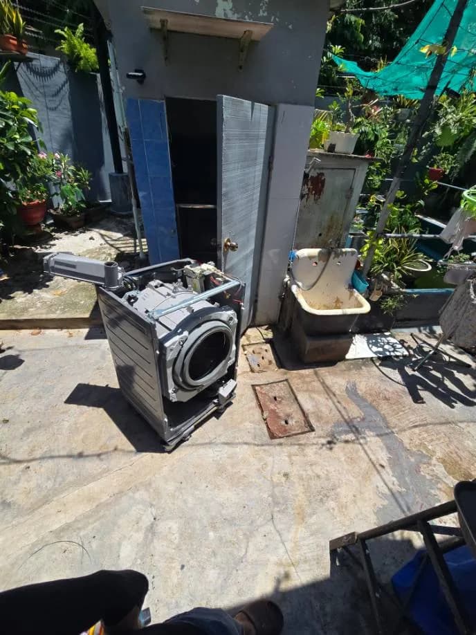 Trước sửa máy giặt cửa trước Electrolux tại TPHCM — thợ Lê Hữu Lộc