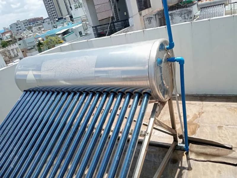 Sau khi hoàn thành sửa máy năng lượng mặt trời tại Phường 14, Quận 10 — thợ Võ Hồng Hải