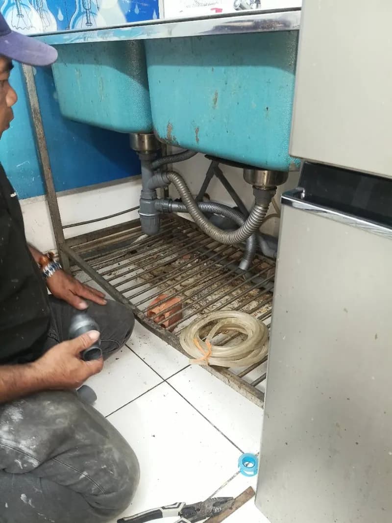 Trước sửa bồn rửa chén tại Phường Bảy Hiền, Tân Bình — thợ Trần Ngọc Tùng