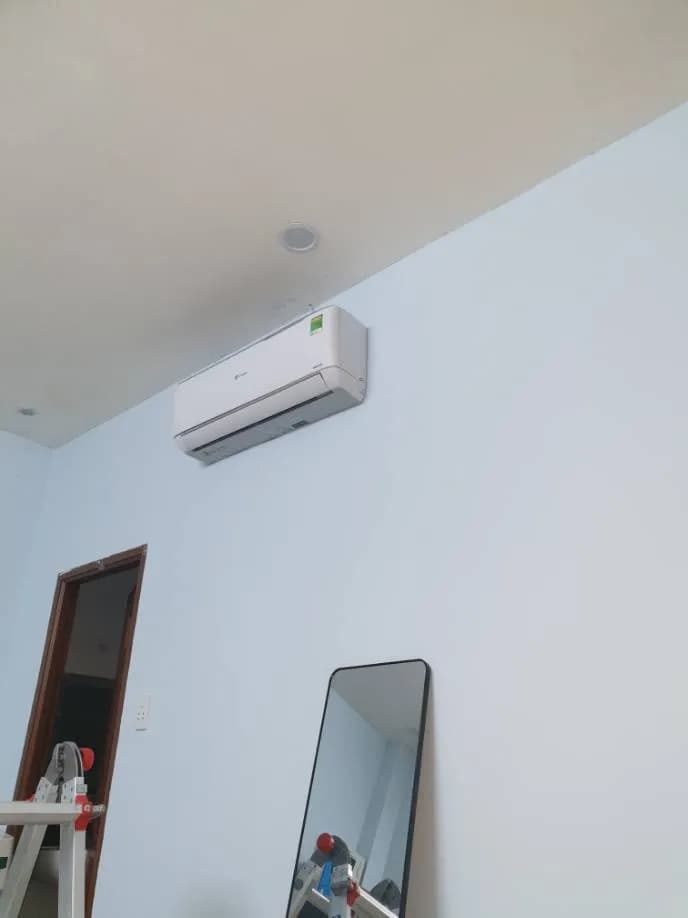 Trước sửa máy lạnh treo tường tại TPHCM — thợ Phan Chí Tâm