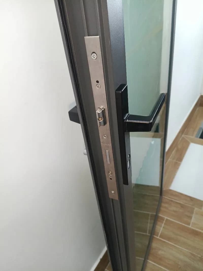 Thay tay nắm cửa kính và lắp bộ xả bồn cầu Quận 10 tại Quận 10