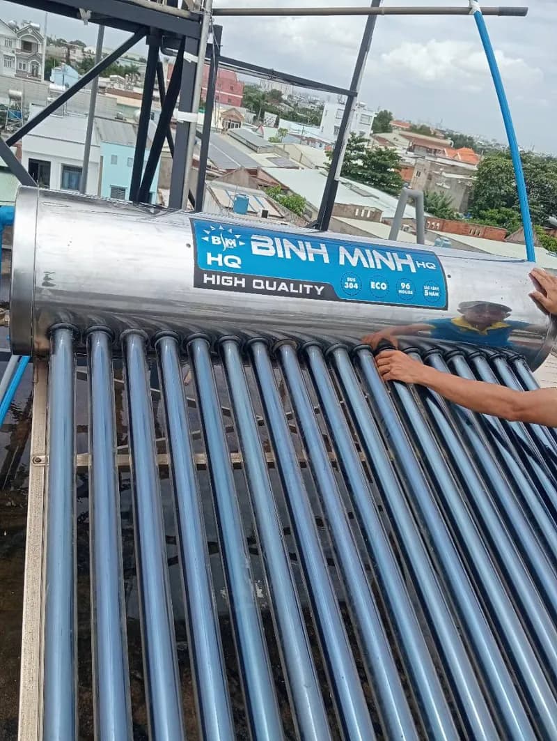 Sau khi hoàn thành sửa máy nước nóng năng lượng mặt trời Bình Minh HQ tại xã Vĩnh Lộc TpHCM, Bình Chánh — thợ Võ Hồng Hải