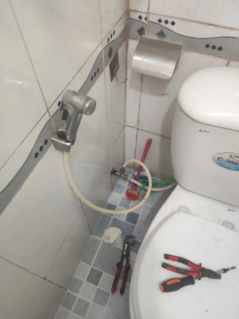 Trước sửa vòi xịt bồn cầu INAX tại Phường Bình Trưng, Thủ Đức — thợ Bùi Văn An